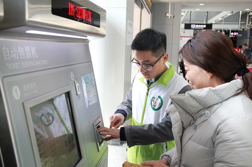 簡(jiǎn)訊照片-學(xué)習(xí)雷鋒精神 發(fā)揚(yáng)中華美德 昆山軌道志愿者在行動(dòng).jpg